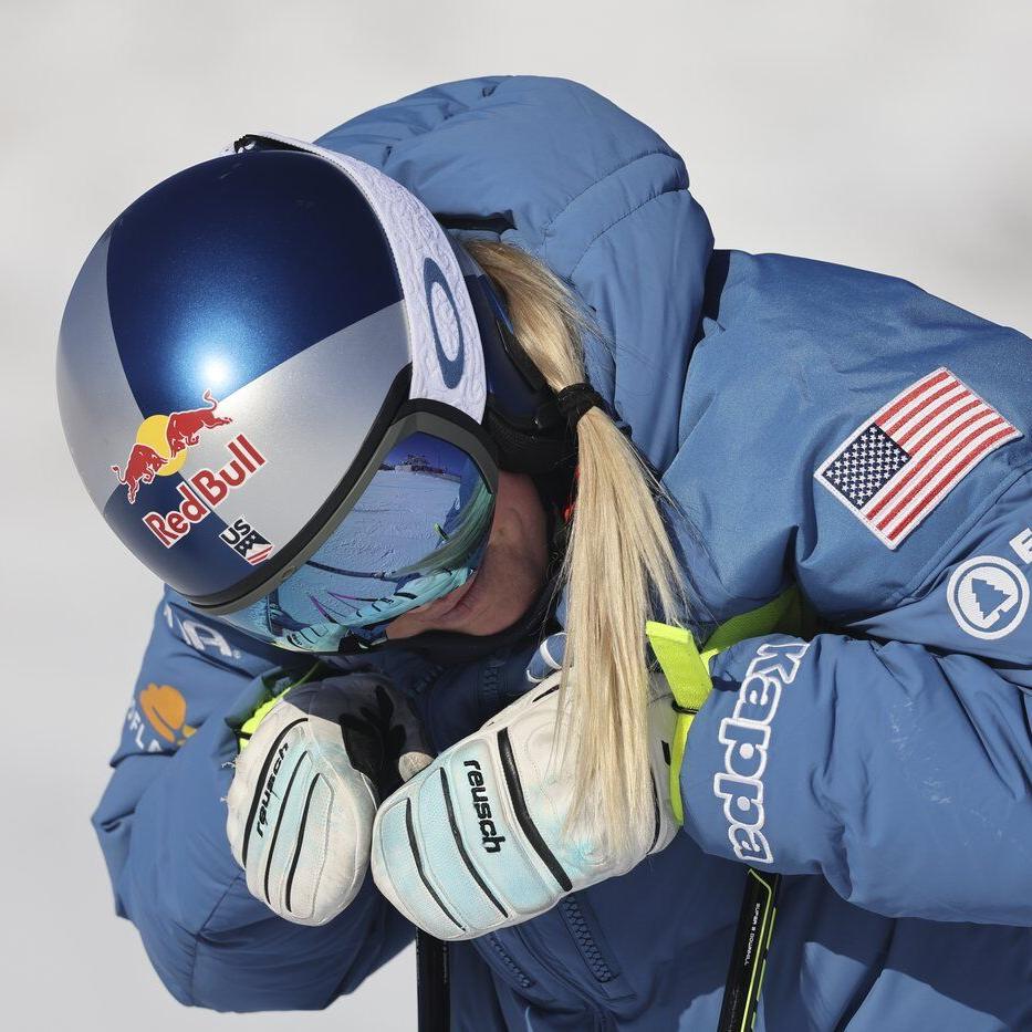Lindsey Vonn takes a low-risk approach, 14th in her return to World Cup skiing at age 40